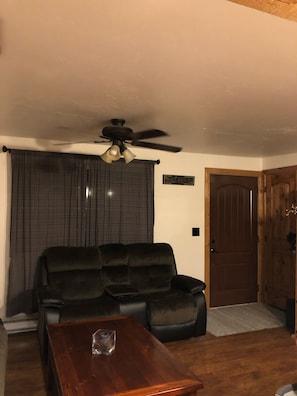 Smart-TV, DVD-spiller og stereoanlegg