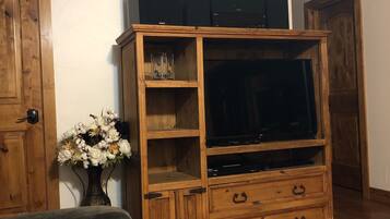 Smart-tv, een dvd-speler en een stereo