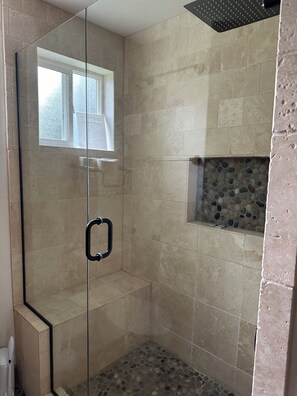 Douche, sèche-cheveux, serviettes fournies, savon