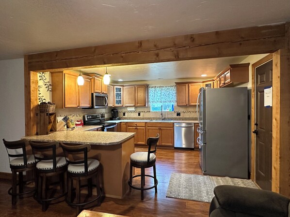 Kjøleskap, mikrobølgeovn, ovn og kokeplater