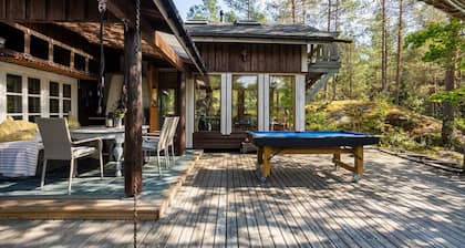 Artists Nuuksio Retreat with Heated Pool, 800 Meters from Lake, Table tennis, Pool table