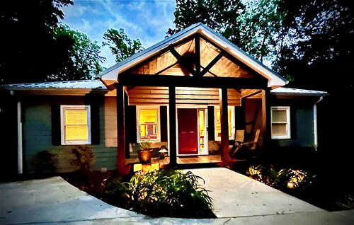 Tugaloo Tuck-In on Lake Hartwell, PRIVATE COVE with covered dock and fire pit! 