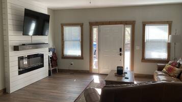 TV connectée, cheminée, jeux vidéo, lecteur de DVD