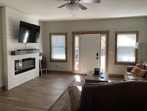 Smart TV, chimenea, videojuegos y reproductor de DVD