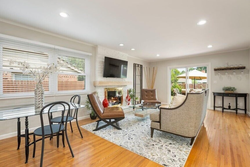 Southern Hills Stunner! 3bd/2bth - Tulsa, OK