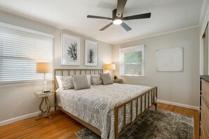 3 bedrooms, iron/ironing board, travel crib, WiFi - Southern Hills Stunner! 3bd/2bth (Tulsa)