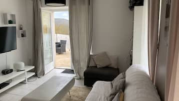 TV connectée, table de tennis de table, chaßne hi-fi