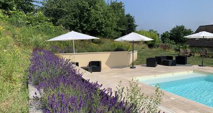 Appartement avec grande terrasse privative, jardin et piscine partagés