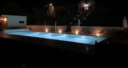 Appartement avec grande terrasse privative, jardin et piscine partagés