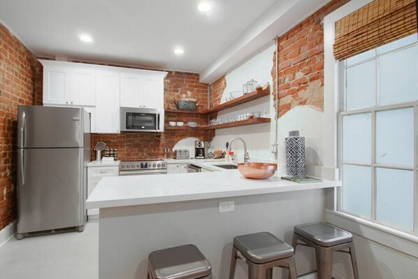 Kylskåp, mikrovågsugn, ugn och spishäll