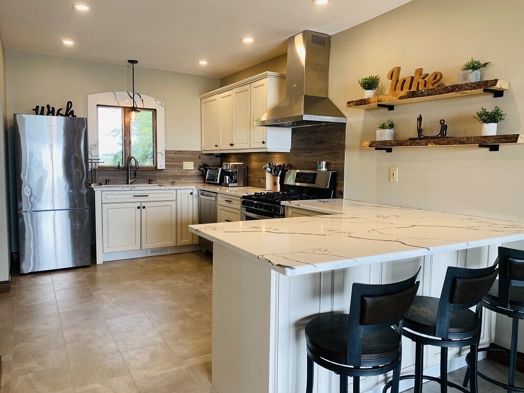 Jääkaappi, mikroaaltouuni, uuni, liesi