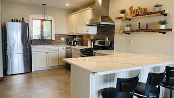 Jääkaappi, mikroaaltouuni, uuni, liesi