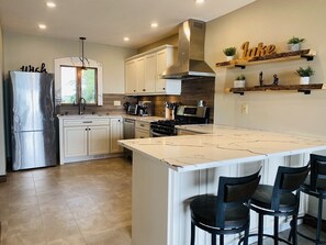 Réfrigérateur, four à micro-ondes, un four, surface de cuisson