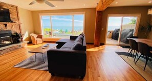 Smart TV, fireplace, Netflix, streaming services - LAKE Escape Retreat - Onsite Beach Dock Waterfront Boat Ramp (Amherstburg)