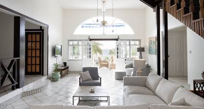 The Date House - Four Bedroom Villa with Private Pool near the beach and Calabash Cove Resort