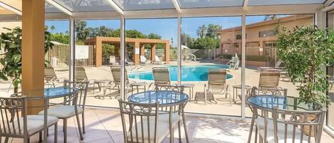 Una piscina al aire libre