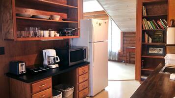 KĂŒhlschrank, Mikrowelle, Wasserkocher mit Kaffee-/Teezubehör, Toaster