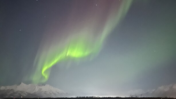 Un paisaje nevado con vistas a las auroras boreales.