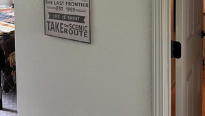 Una pared con un letrero que dice 'The Alaska Life' y 'La Última Frontera', con la fecha 'EST 1959'.