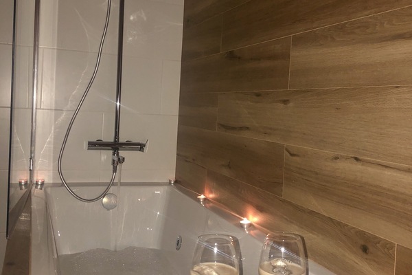 Douche, baignoire Ă jets, sĂšche-cheveux, serviettes fournies