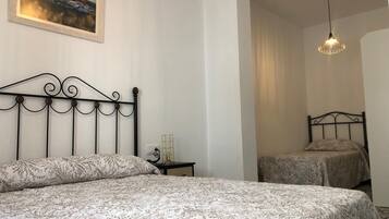 4 slaapkamers, een strijkplank/strijkijzer, reisbedje, gratis wifi