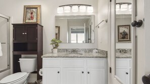 Combined shower/tub - Emerald Isle 603 - Front row chair service included! Affordable rates! (Panama City Beach)