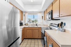 Refrigerador, microondas, horno y lavavajillas 