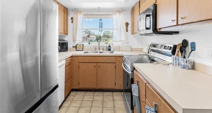 Curly Sunshine – Spacious 4BR, 2Bath Retreat in the Heart of Clearwater, Florida