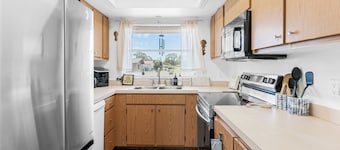 Curly Sunshine – Spacious 4BR, 2Bath Retreat in the Heart of Clearwater, Florida