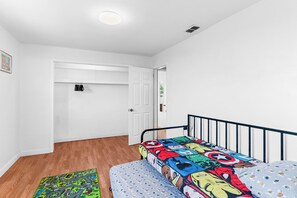 4 habitaciones, tabla de planchar con plancha y cuna de viaje 