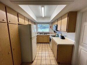 Kylskåp, mikrovågsugn, ugn och diskmaskin