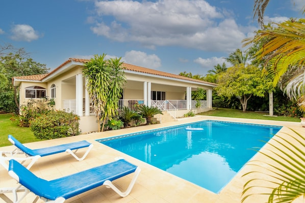 8 piscines couvertes, piscine extérieure
