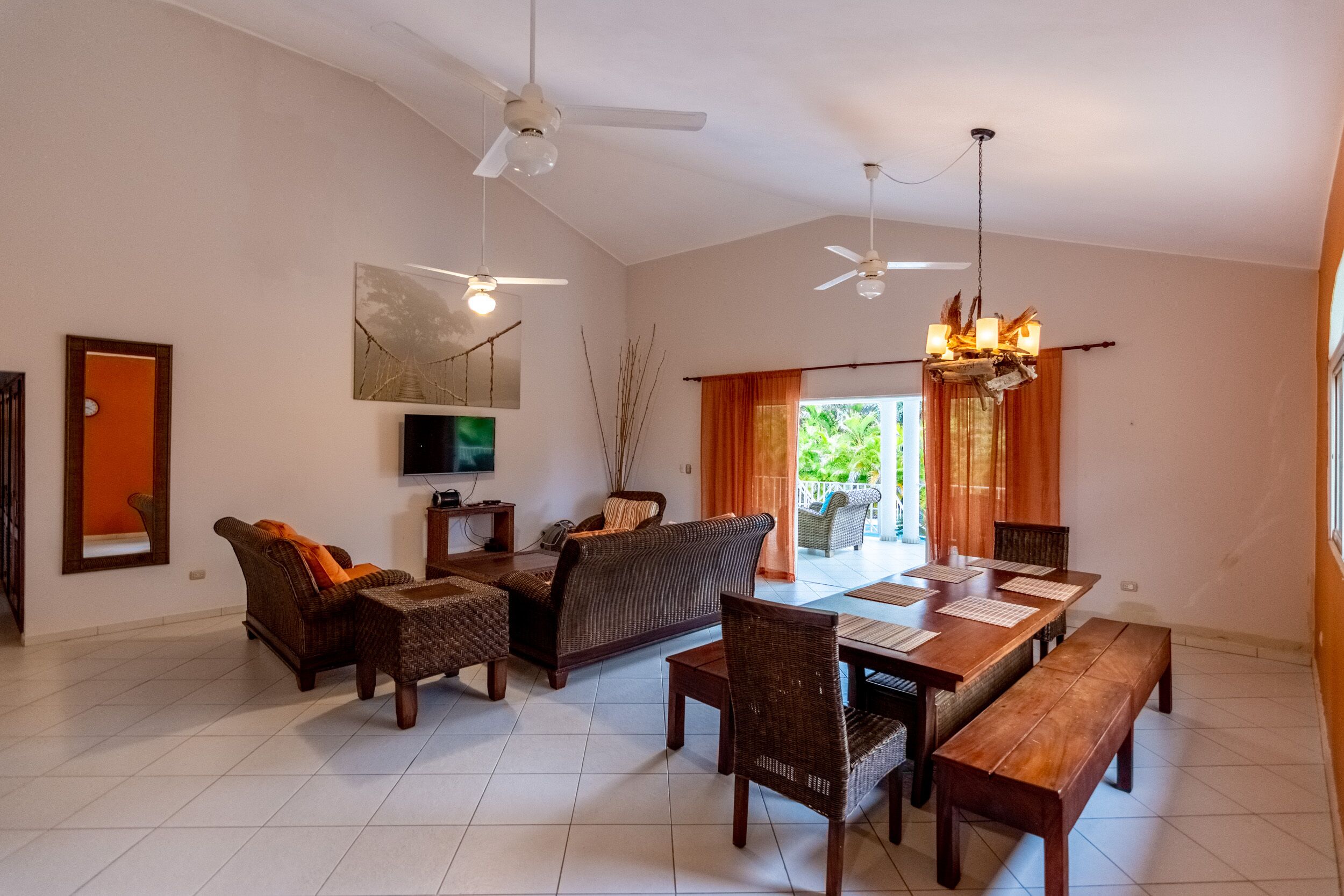 Biệt thự cơ bản | Khu phòng khách | TV màn hình phẳng 32-inch có truyền hình cáp, TV 