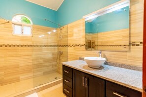 Basic-Villa | Badezimmer | Dusche, Handtücher