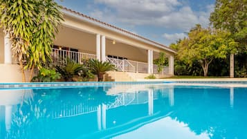 8 kolam renang tertutup, kolam renang terbuka