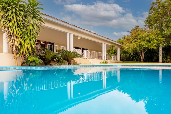 8 piscines couvertes, piscine extérieure