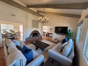 Smart TV, fireplace, books, stereo