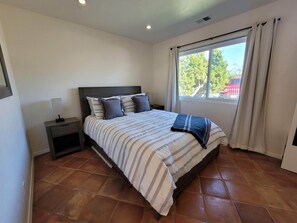 6 bedrooms, desk, iron/ironing board, travel cot