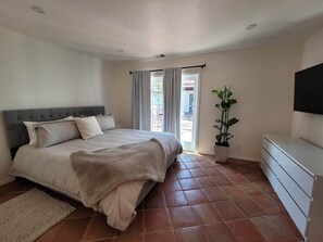 6 bedrooms, desk, iron/ironing board, travel crib