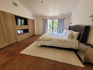 6 bedrooms, desk, iron/ironing board, travel crib