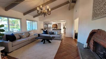 Smart TV, fireplace, books, stereo