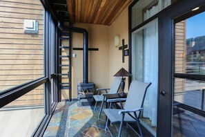 Terrace/patio - Upscale Comfort w/ Stunning Views! Private Garage, free WiFi, Games, Porch Swing (Copper Mountain)