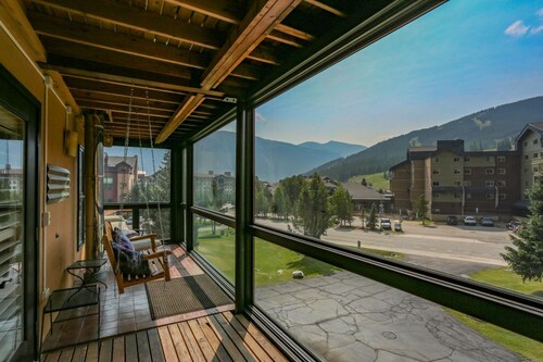 Upscale Comfort w/ Stunning Views! Private Garage, free WiFi, Games, Porch Swing