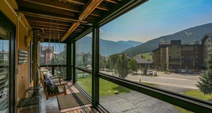 Upscale Comfort w/ Stunning Views! Private Garage, free WiFi, Games, Porch Swing