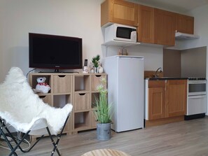 Een koelkast, een microgolfoven, een kookplaat, een vaatwasser