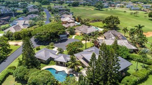 Zona residencial con casas, un campo de golf y una piscina.