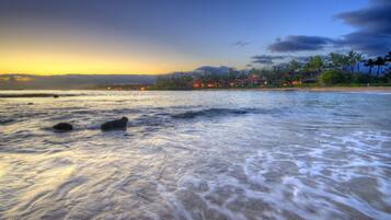 Beach nearby, sun loungers, beach towels