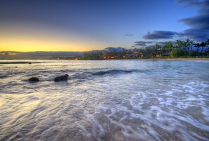 Playa en los alrededores, camastros y toallas de playa