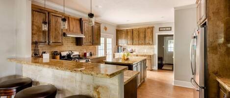 Refrigerador, microondas, horno, placa de cocina