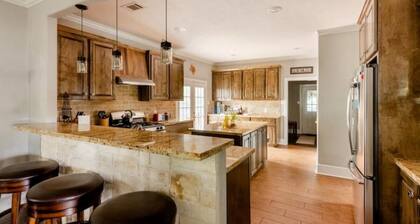 4BR/4.5Bath Spacious Family Home +Walk to KyleField